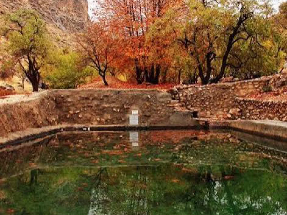 پاییز هزار رنگ استهبان به همراه بازدید از غار ذکریا