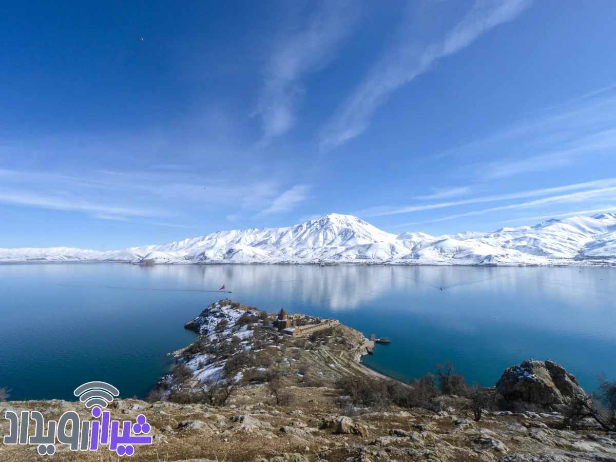 نمایی از دریاچه وان و جزیره آکدامار در فصل زمستان